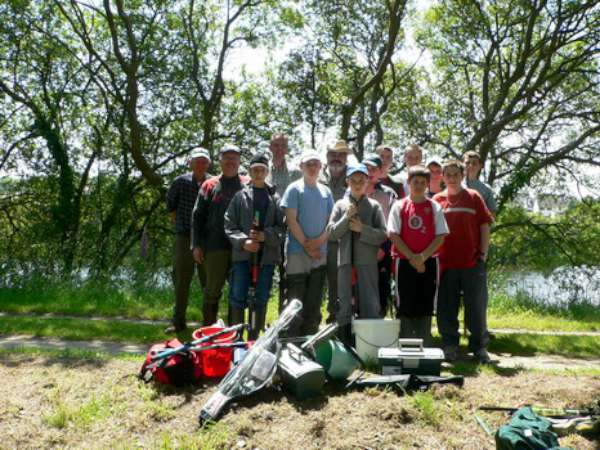 Devant le plan d'eau de la CoMiRen.