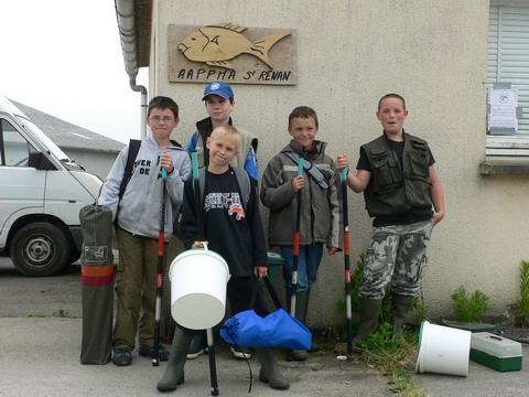Devant le local de la p�che.