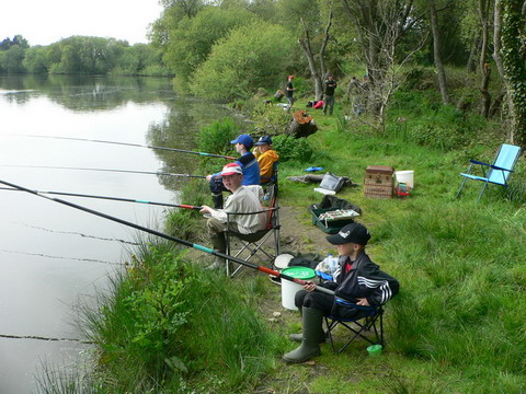 Cours de pratique au bord de l'eau.