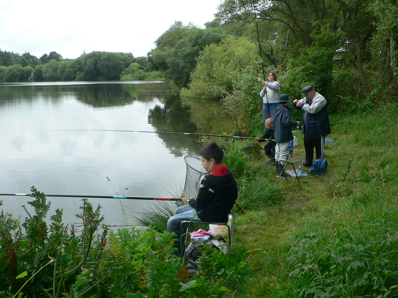 Quelques pratiquants au bord de l'�tang.