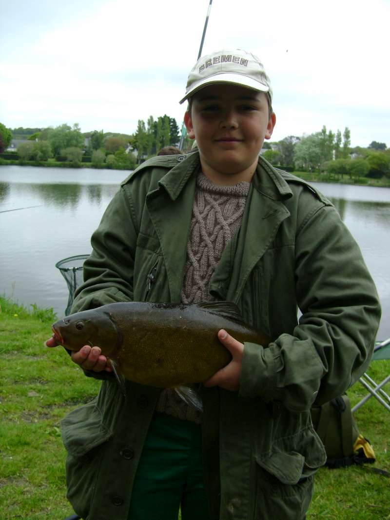 Thomas et sa premi�re belle pi�ce (une tanche).