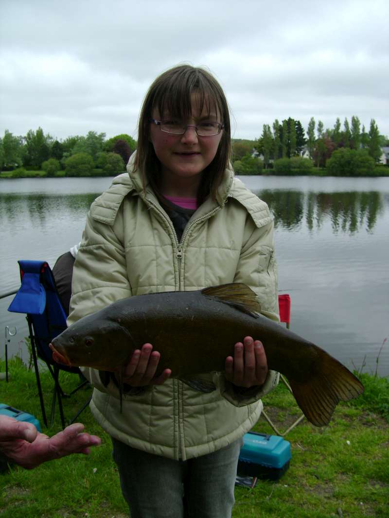 Lucie et une tr�s belle tanche.