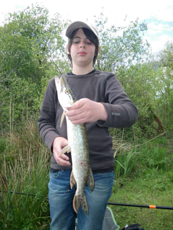 Benjamin et son 1er brochet.