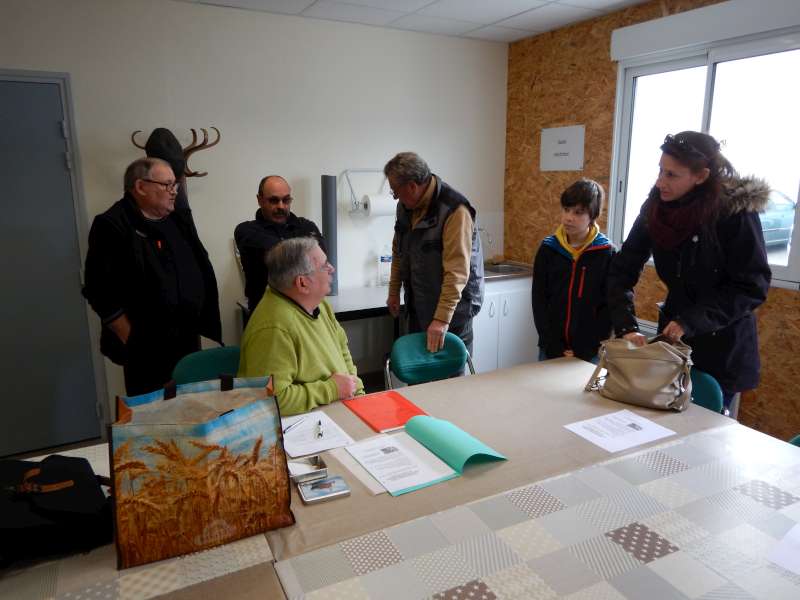 Serge explique � une Maman le fonctionnement de l'�cole