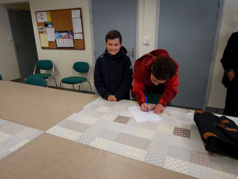 La Maman de Titouan compl�te la fiche de renseignements