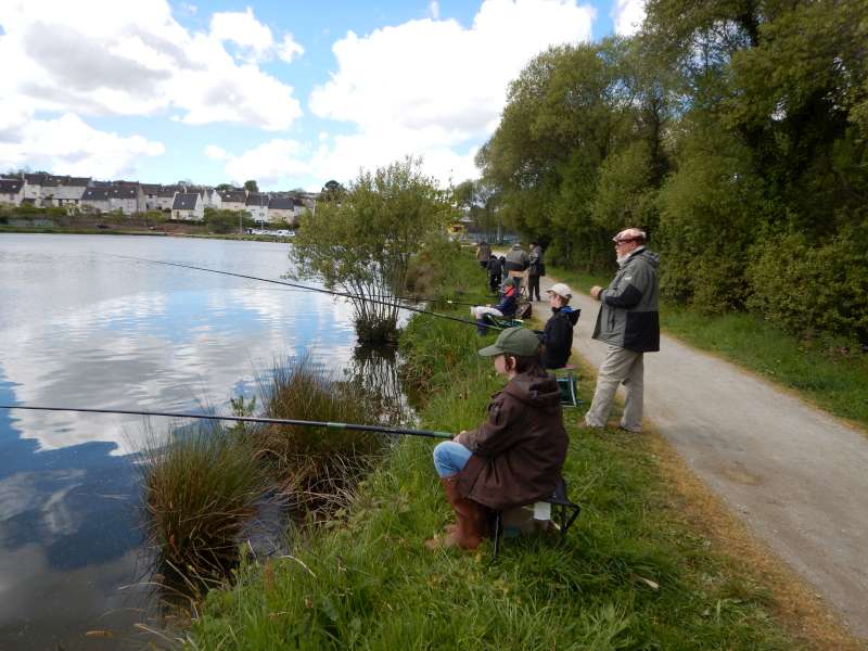 G�rard tente une imitation du cri du gardon... en vain.