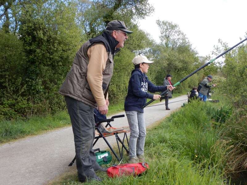 Roland a vu une touche, et Georges fait la cigogne...