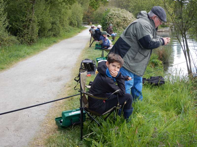 Serge garde sa casquette pour d�faire une perruque!