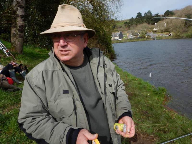 Serge, responsable de l'�cole esche un hame�on � la p�te � truites