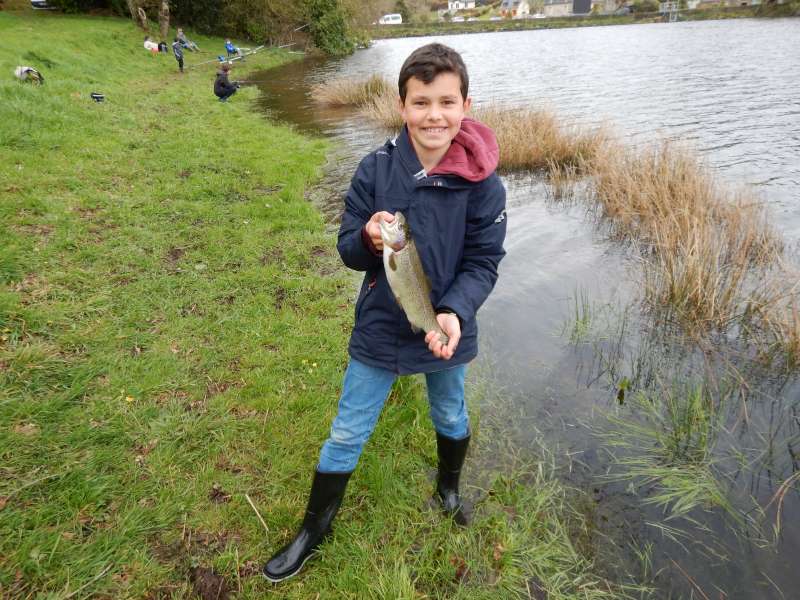 Titouan, �lu p�cheur du jour avec une arc-en-ciel de 35 cm