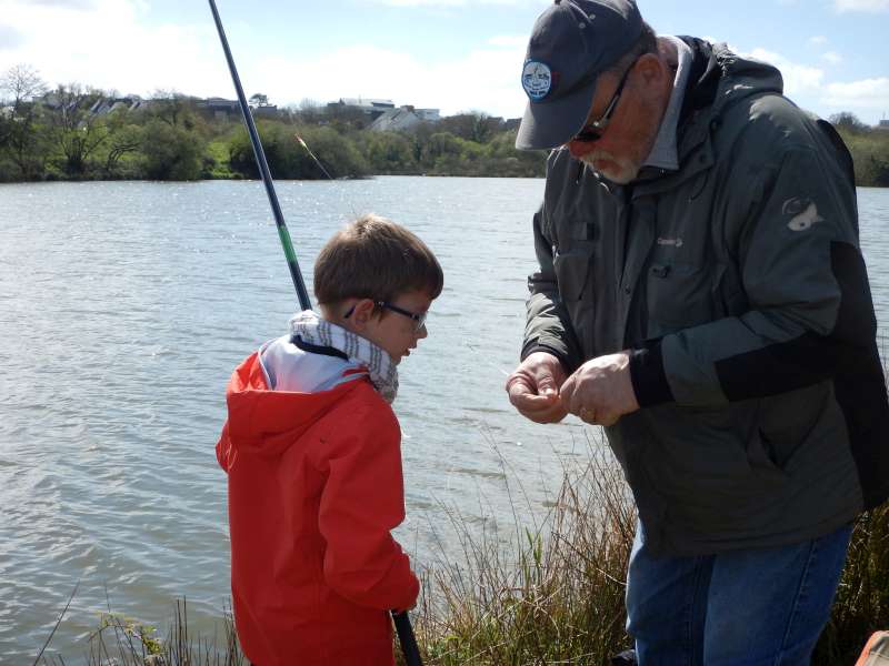 Mettre un asticot sur un petit hame�on, ce n'est pas facile, Titouan