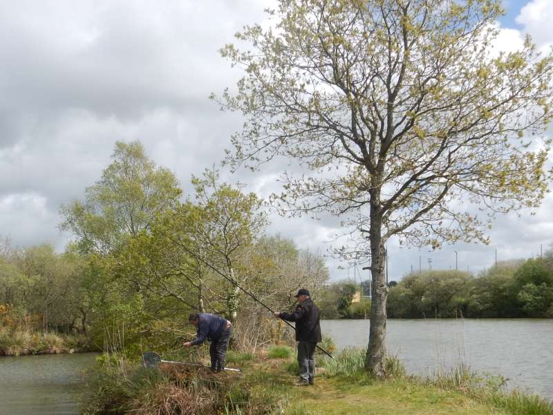deux moniteurs � la p�che au ch�ne