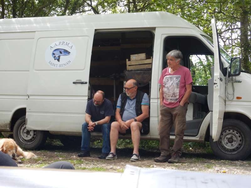 Les b�n�voles s'affairent � la mise en place du barnum...