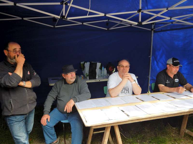 Le jury sous, l'�gide du Pr�sident, veille