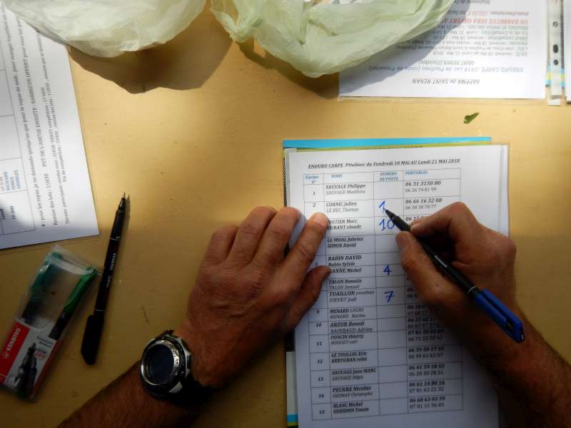 Notre huissier, Ma�tre Pascal, note les r�sultats des tirages