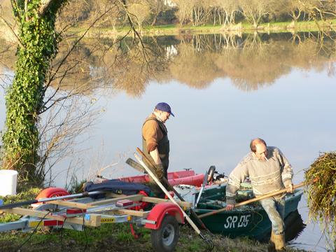 Nettoyage � l'aide des barques.