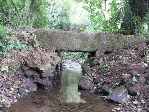 Aqueduc sur le ruisseau. Aqueduc sur le ruisseau.