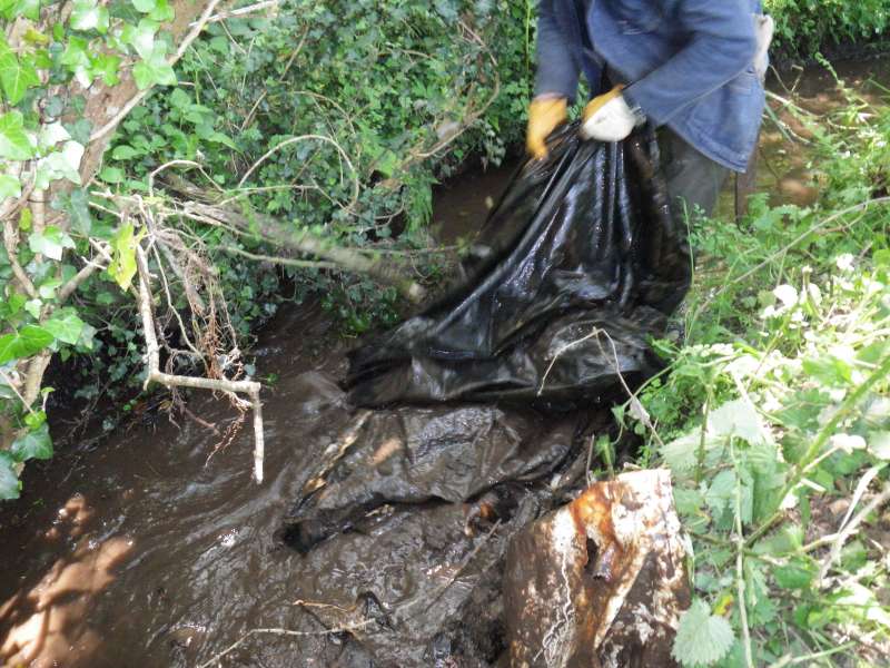 Un pi�ge de b�ches plastiques.