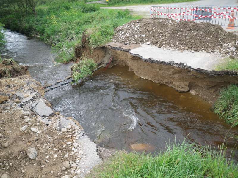 le pont vient d'�tre emport�.