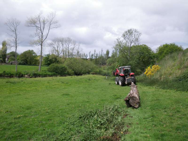 Claude ram�ne le pont dans la prairie