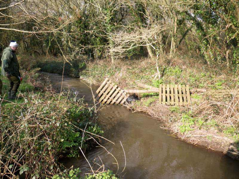 un barrage de palettes.