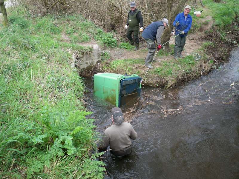Une poubelle coinc�e sous le pont.