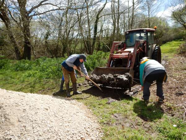 Il faut tout d'abord enlever la vase pour trouver le sol dur