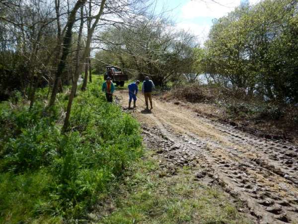 Etaler le gravier au r�teau est plus physique qu'on le pense!