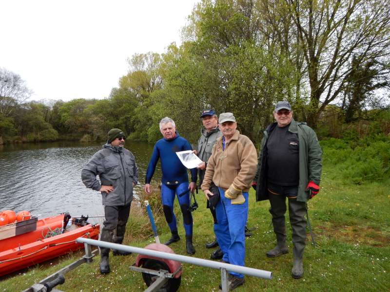 L'�quipe est par�e pour la pose des bou�es et des panneaux d'interdiction.