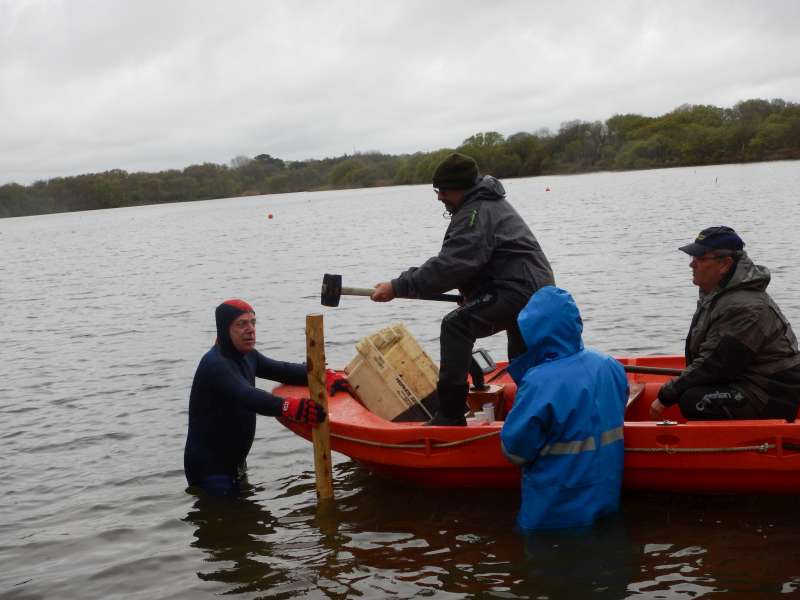 Pose des panneaux d'interdiction (on aper�oit au loin les bou�es de d�limitation)