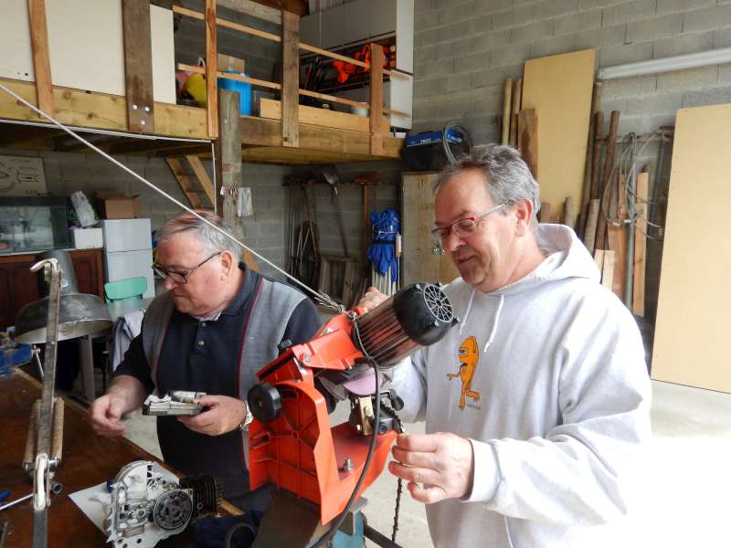 Georges, Pascal, et une tron�onneuse r�calcitrante...