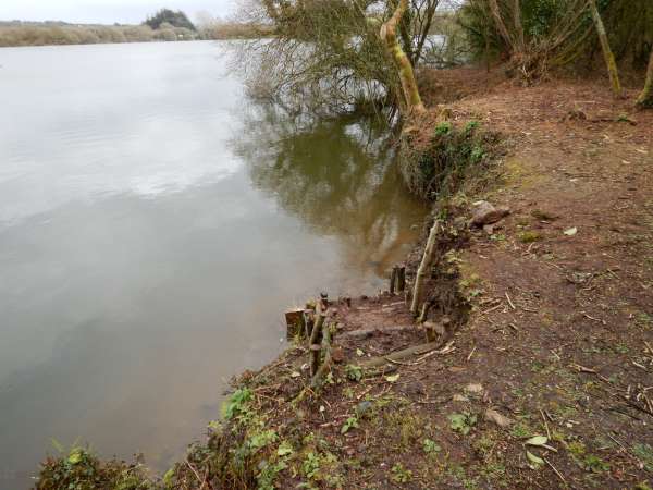 Cr�ation d'escaliers pour faciliter l'acc�s au plan d'eau, suite.