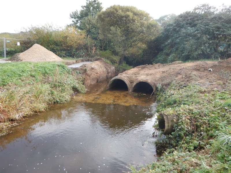 3 buses juxtapos�es constituaient le passage