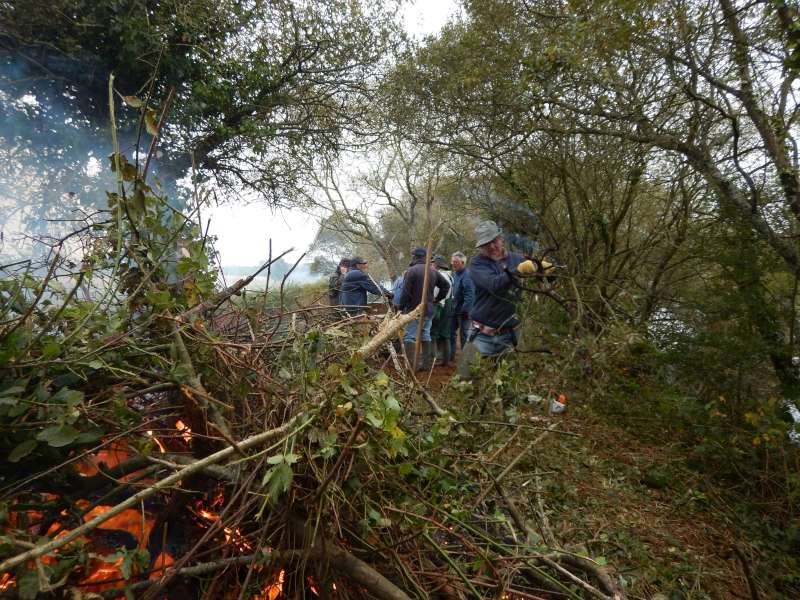 1 qui bosse (Gilles) et 6 qui discutent. :-)