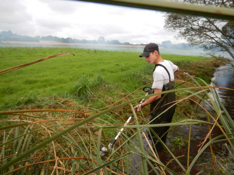 Mathieu nettoie le ruisseau de la tour qui longe le chemin