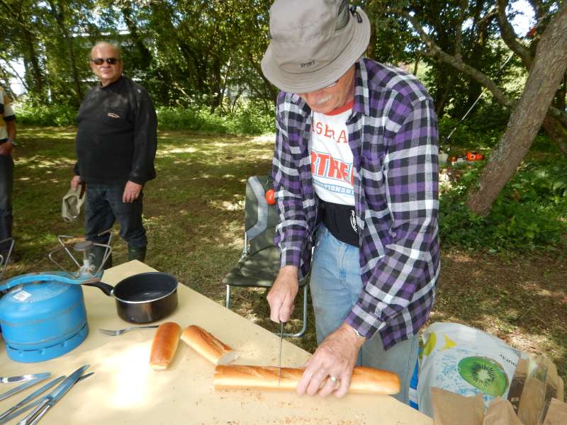 Jean No pr�te main forte sous l'oeil int�ress� du Pr�sident