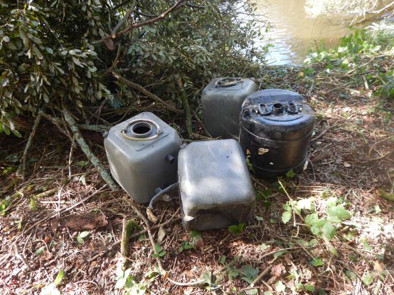 D'autres trouvailles: des bidons dont on se demande bien leur utilit� pass�e?