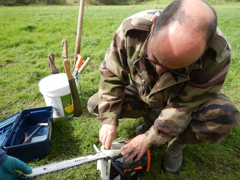 Serge aux prises avec une machine qui a souffert...
