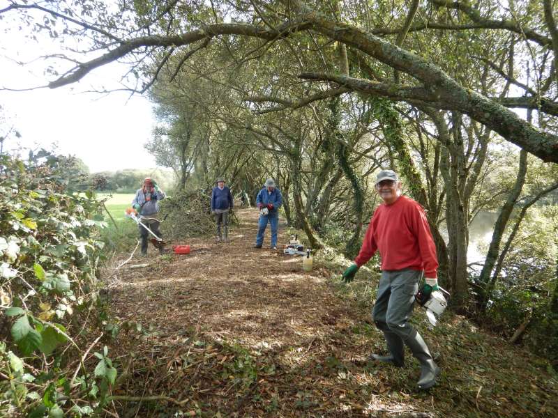 Les premiers b�n�voles sont d�j� dans la place.