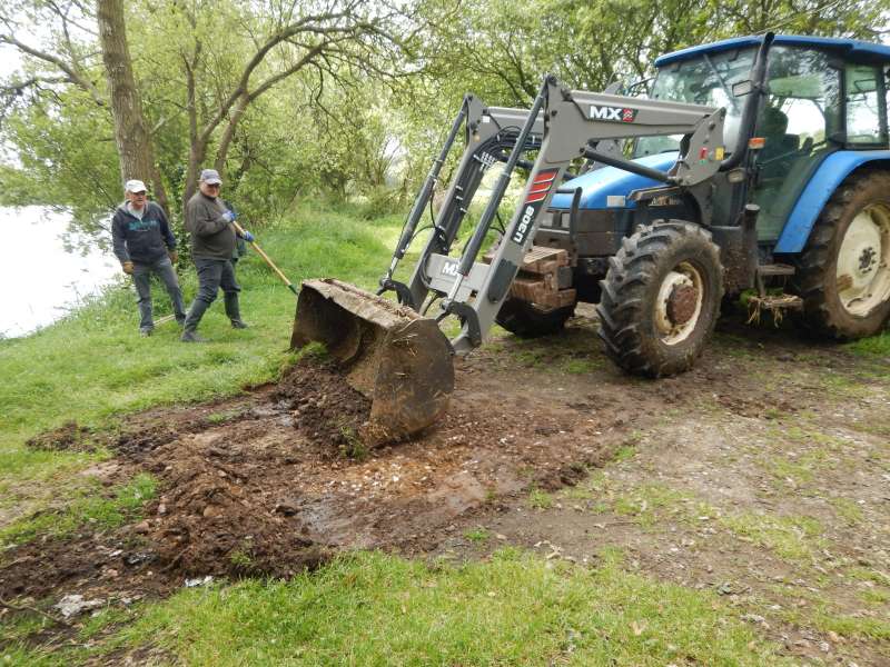 Olivier d�gage la couche de terre