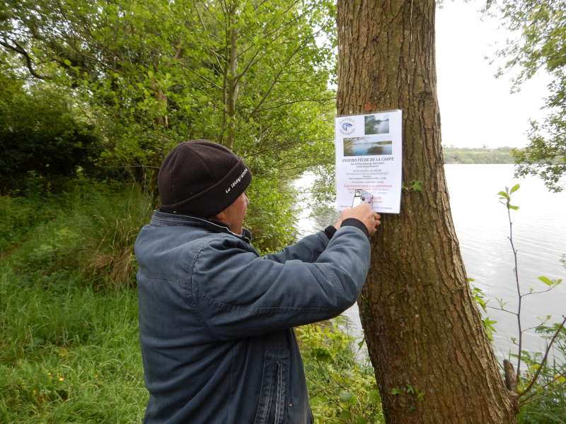 Certains manient la pelle, G�g�, c'est l'agrafeuse...