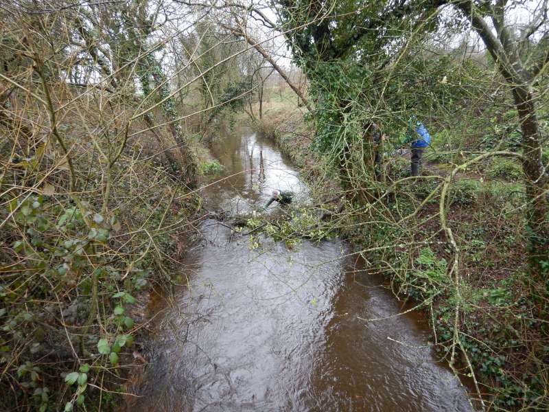 Guy aux prises avec le premier embacle