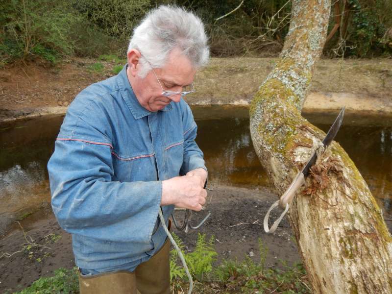 2 - Guy, sp�cialiste de l'�pissure r�pare un coup  de tron�onneuse hasardeux