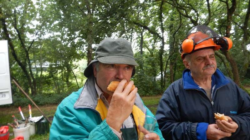 6 - 2 gastronomes pensifs...