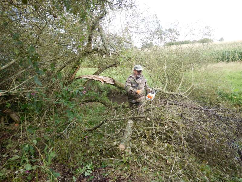 Plus en aval, Serge ouvre le passage, aid� par...