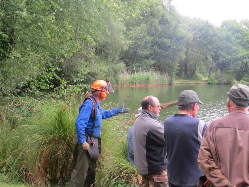 Non, ils ne se soulagent pas, ils regardent juste ce lac magnifique!