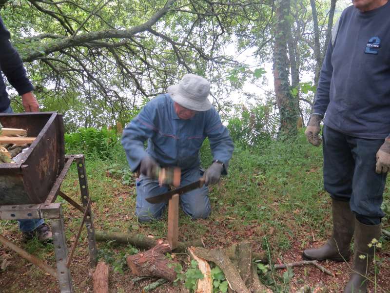 Guy � la pr�paration du feu