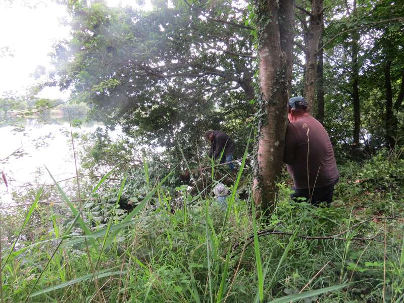 Jean No�l, Guy, et Thomas sortent un arbre de l'eau