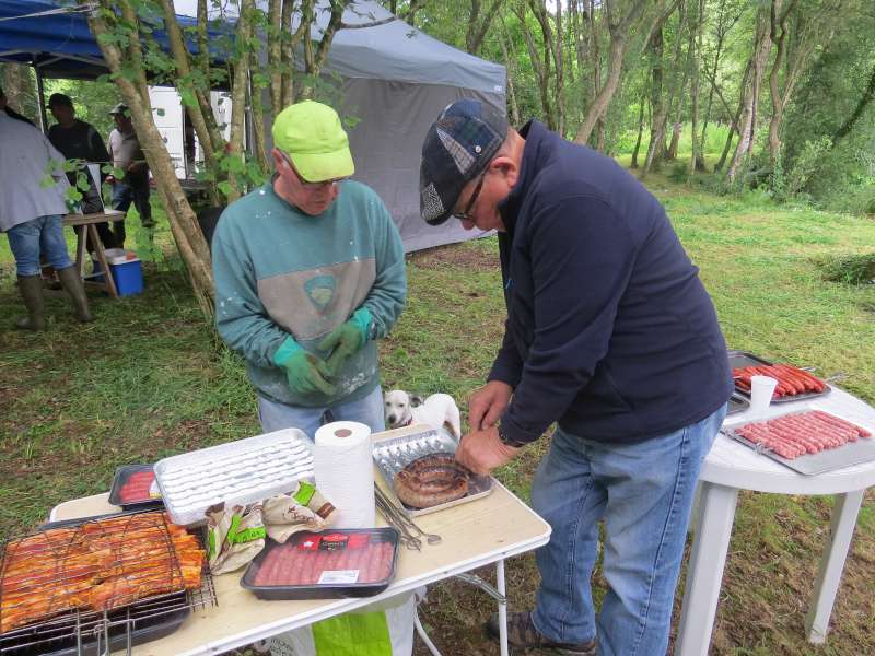 Gwada (la chienne) s'assure que rien ne tombe de la table!