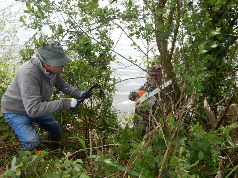 Apr�s le marteau et la faucille, voici la tron�onneuse et la faucille...